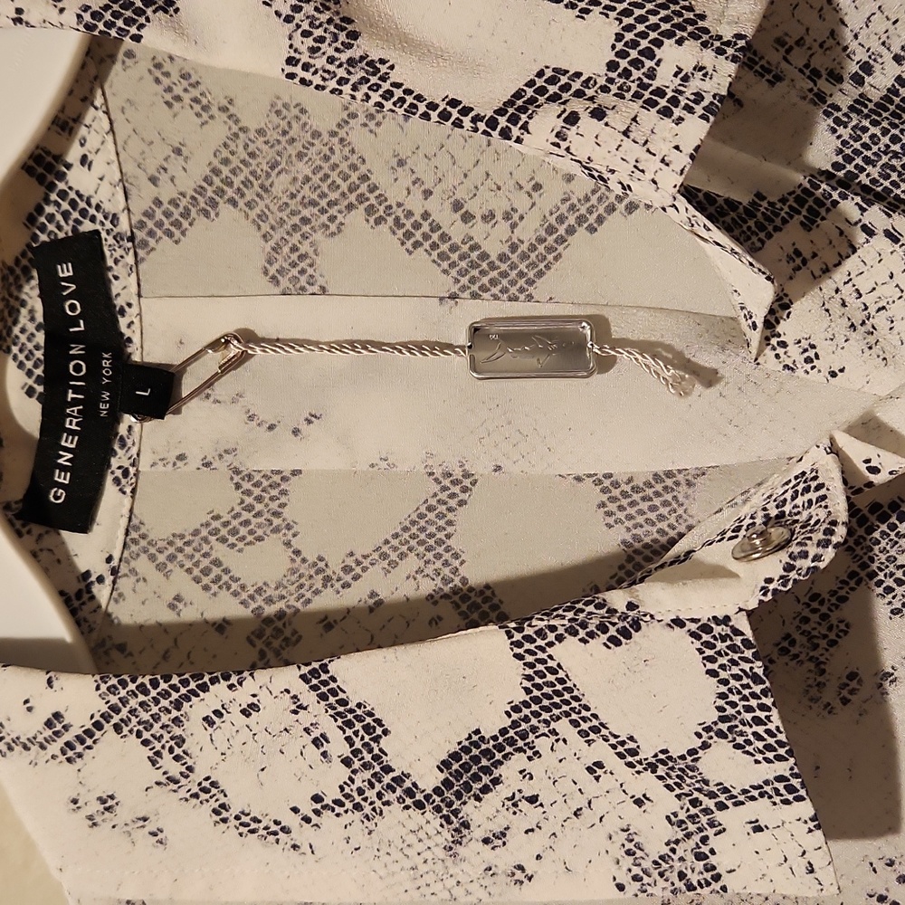 ❤️ NWOT! GENERATION LOVE SILK PYTHON PRINT TOP WI… - image 6